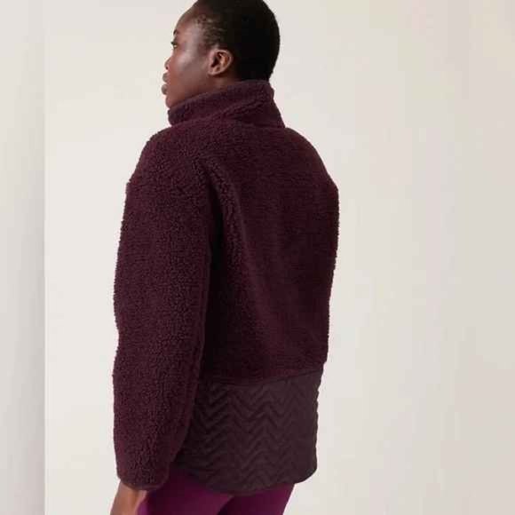 🎉 HP 🎉 NWT Athleta NWT Cozy Snap Sherpa in maroon (M) - Picture 3 of 7